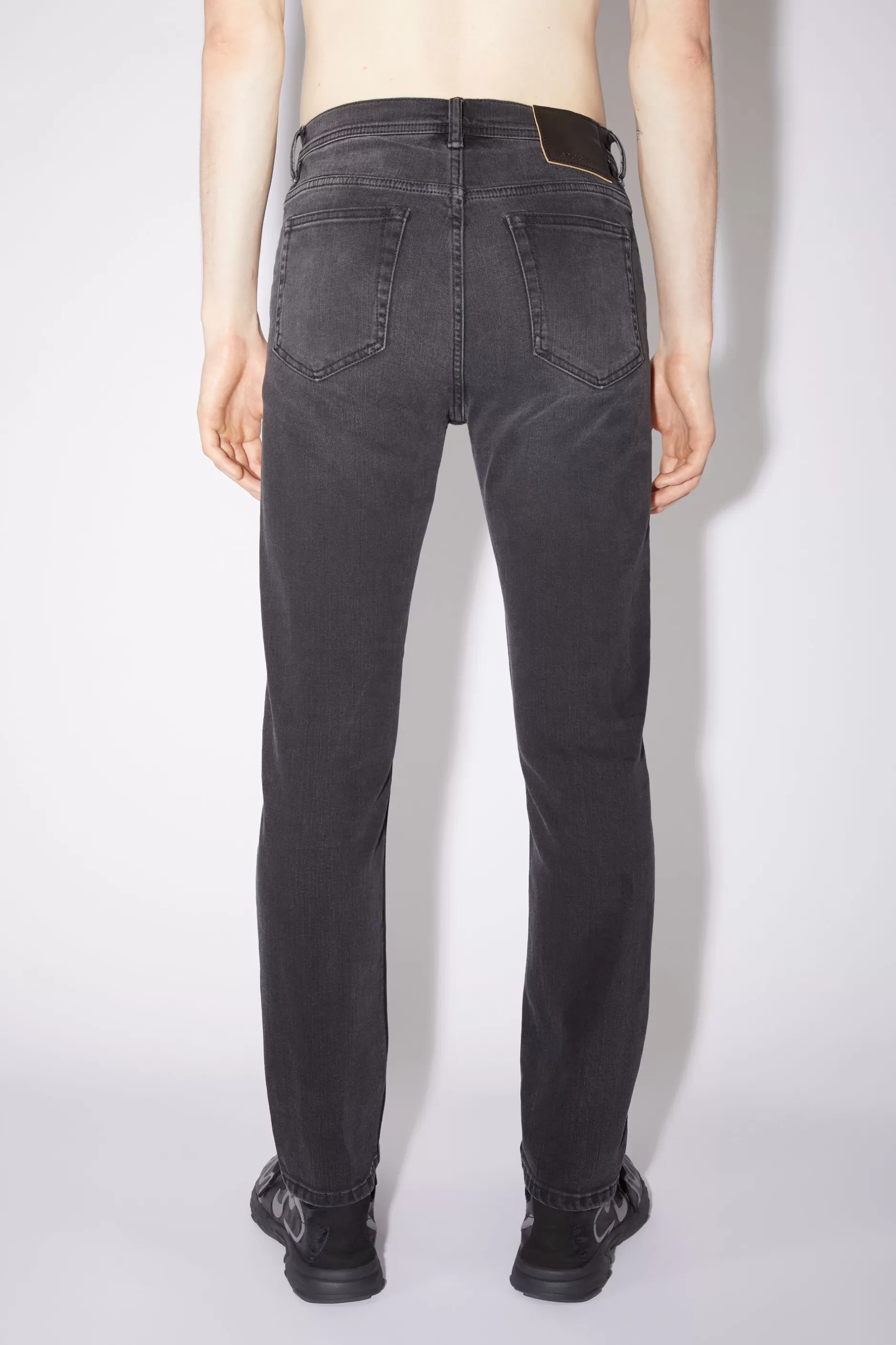 Acne Studios Jeans Mit Schmaler Passform – River Used Black Outlet