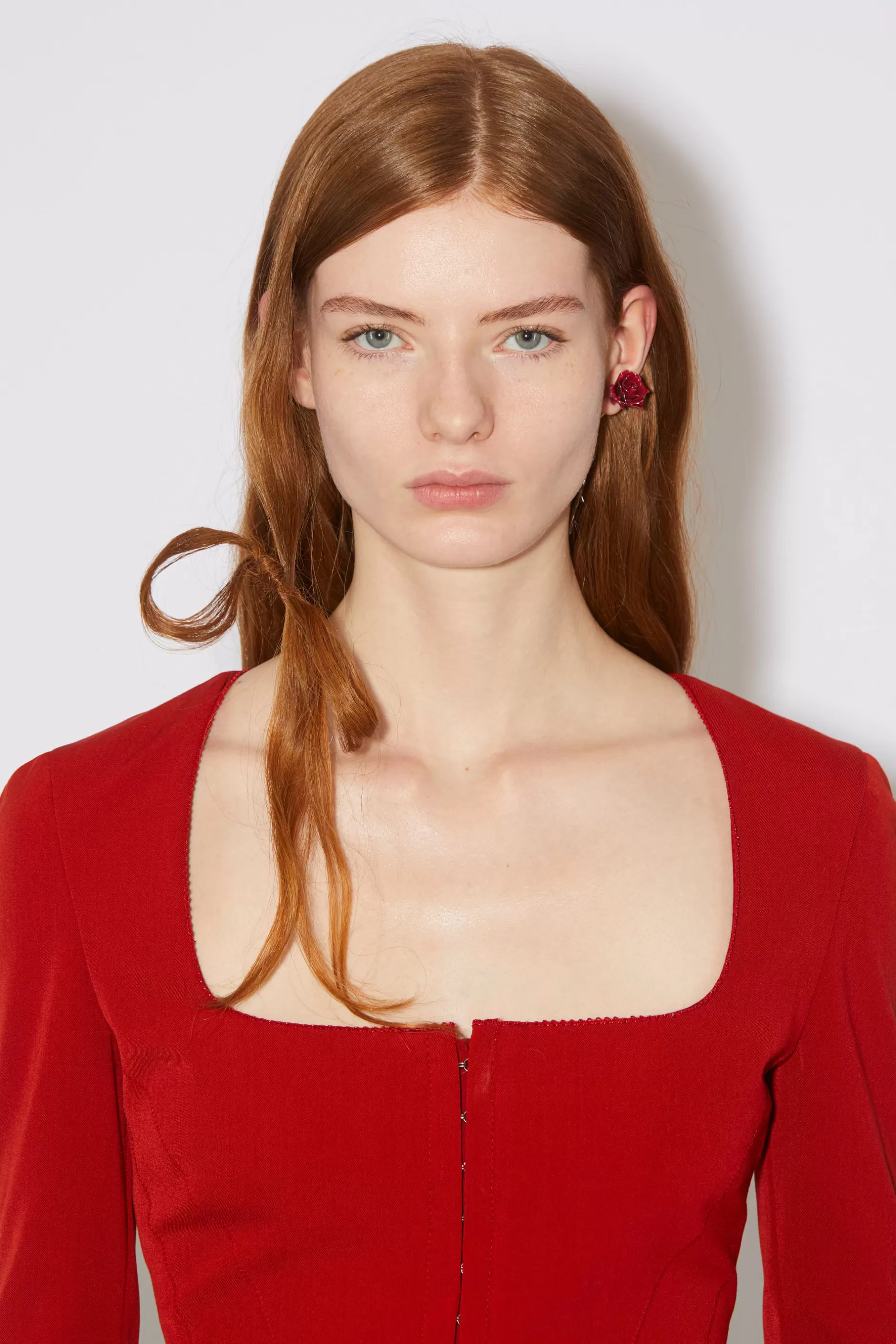 Acne Studios Ohrring Mit Rose Und Dornen Antiksilber/Rot Clearance